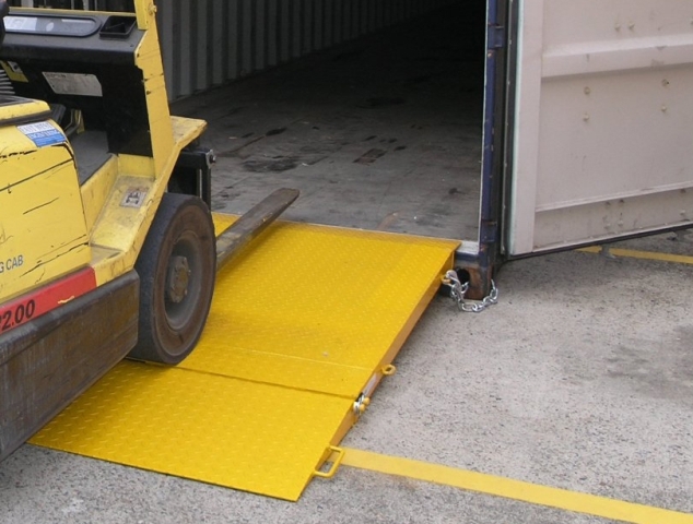 Kontener_beallo_rampa (2).JPG